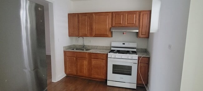 Building Photo - 930 W Belmont Ave