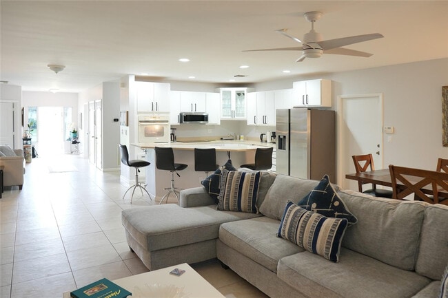 Building Photo - 821 SW 13th Ct