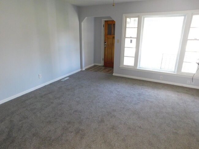 Building Photo - Charming 2 bedroom, 1 bathroom home locate...