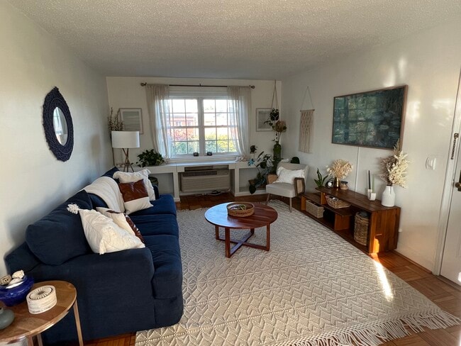 Building Photo - 1624 W Abingdon Dr