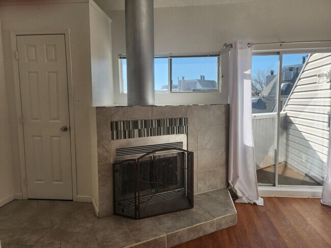Building Photo - Cozy Split-level Condo with a Private Balcony!