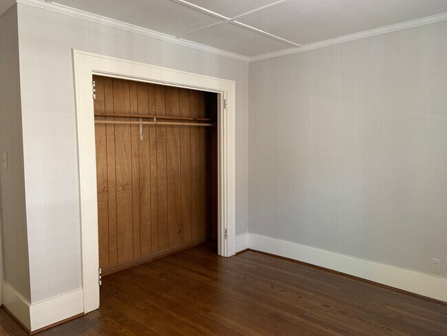 Building Photo - Adorable 2 Bedroom apartment located close to Downtown-1st floor unit