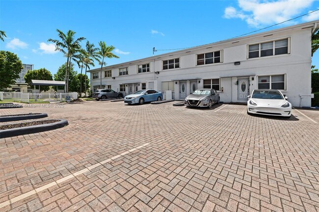 Building Photo - 1701 N Treasure Dr