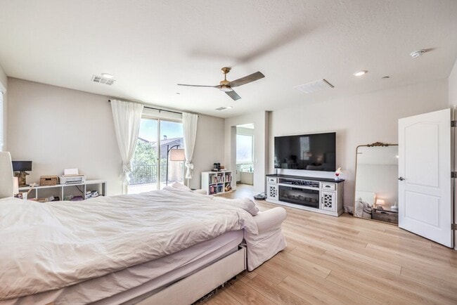 Building Photo - Elegant 5-Bedroom Henderson Home in the Heart of Green Valley