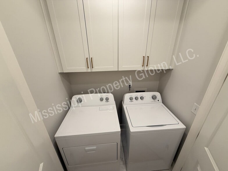 Building Photo - 611 Miramar Ln