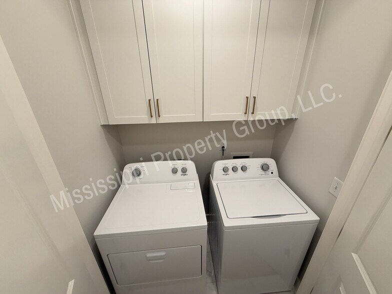 Building Photo - 617 Miramar Ln