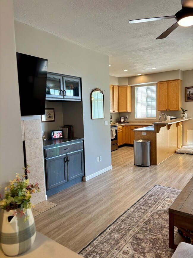 Building Photo - GORGEOUS Townhome!!!
