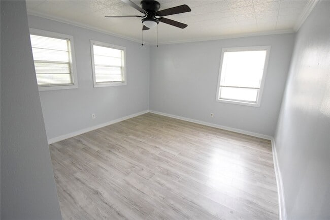 Building Photo - 1706 Oaks Dr