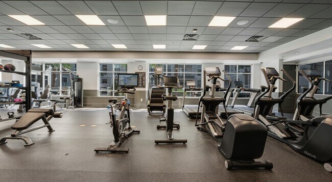 Building Photo - 900 E Six Forks Rd