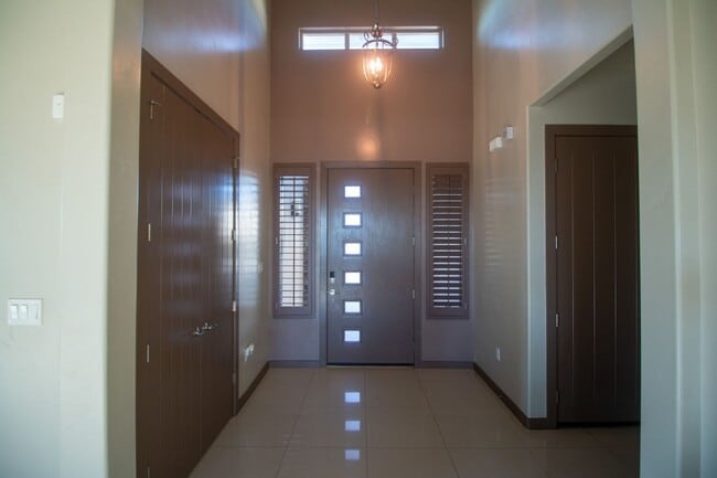 Building Photo - Stunning 4 bedroom, 2,5 bath home in West ...
