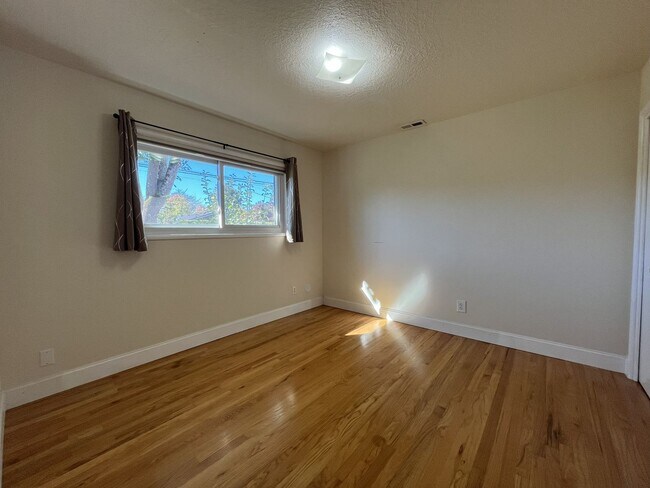 Building Photo - Light-Filled Home with Open Layout, Modern...