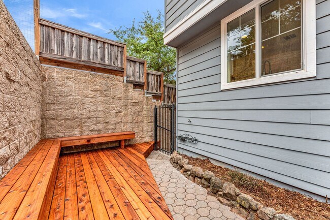 Building Photo - Gorgeous remodeled 3 bedroom, 3 full bathroom home for rent!