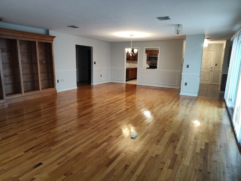 living room /dining area - 40 Greenleaf St