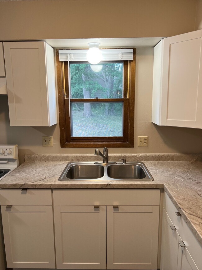 Building Photo - 3 Bedroom Duplex on South Side of Des Moines Available!