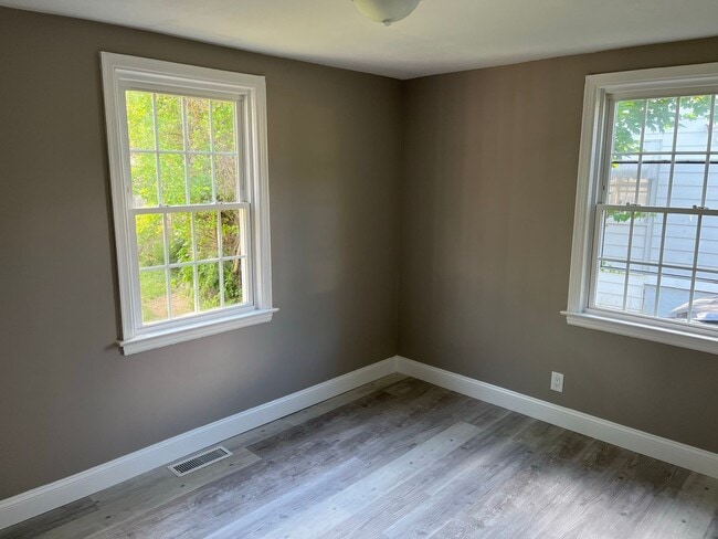 Building Photo - Fully Remodeled Cape Style Home in Manchester, CT