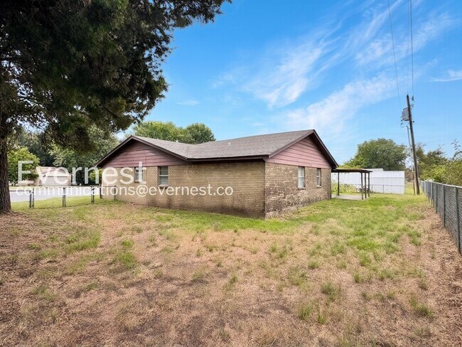 Building Photo - 4 Bed/2.5 Bath Home with Fenced Yard & Garage / Available Now!