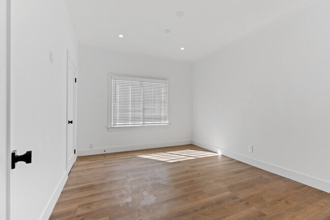 Building Photo - 2832 12th Ave