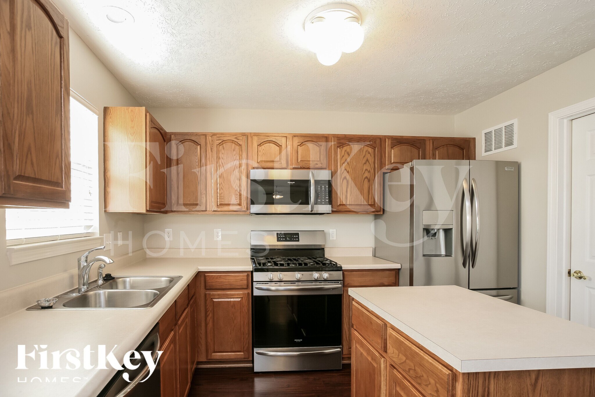 Building Photo - 14982 Deer Trail Dr