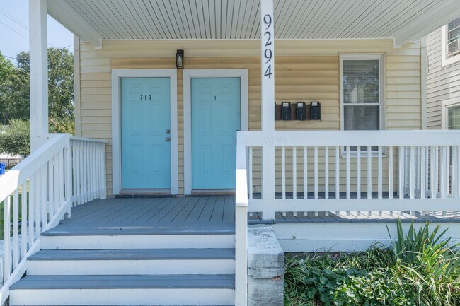 Building Photo - MOVE IN READY 2 Bedroom in the Heart of Oceanview!