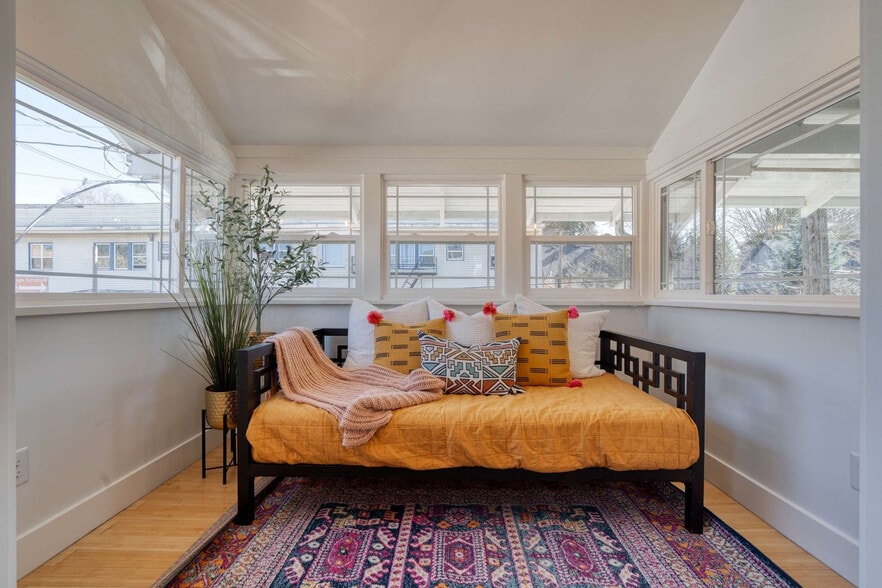 Building Photo - 915 SE 29th Ave