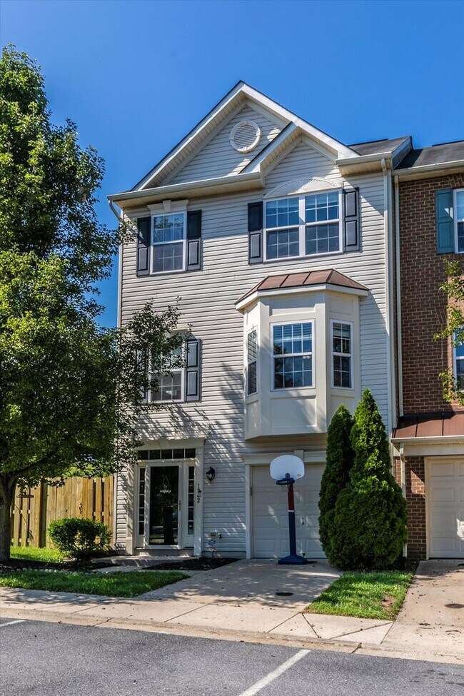 Building Photo - Twin Arch