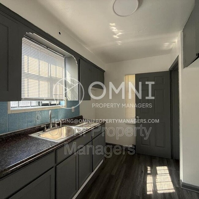 Building Photo - 9747 Somerset Ave