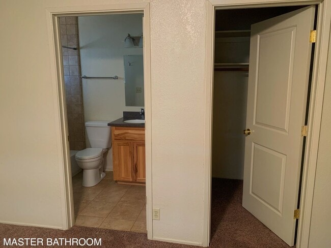 Building Photo - 3 bedroom home w/ large shop & office space!