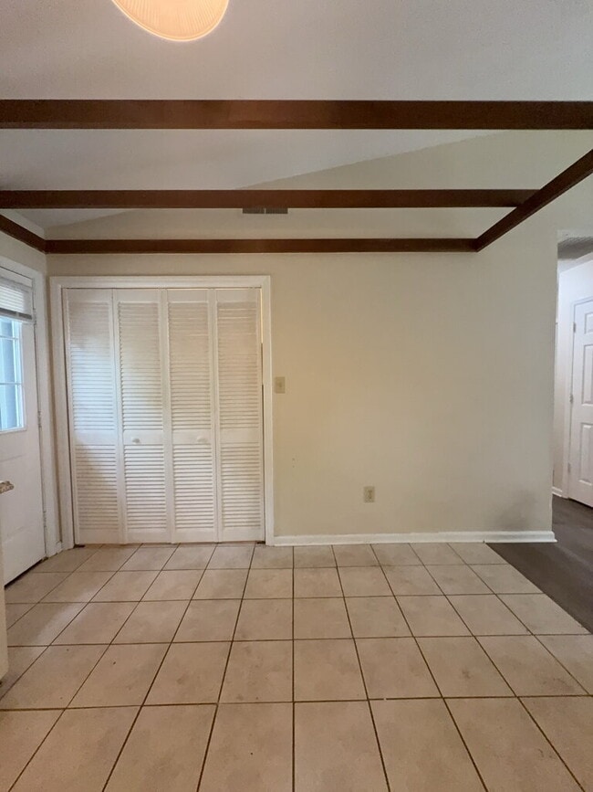 Building Photo - 425 Cedar Crk Dr