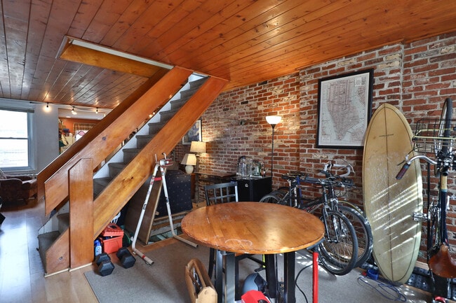 Building Photo - 204 Baldwin St