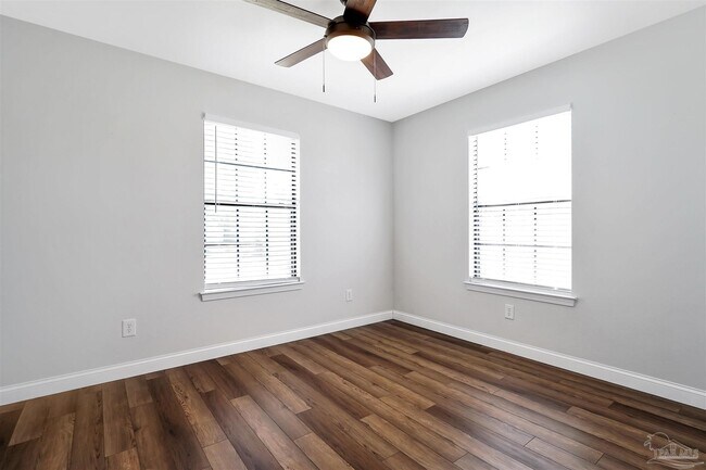 Building Photo - 323 Twisted Oak Dr