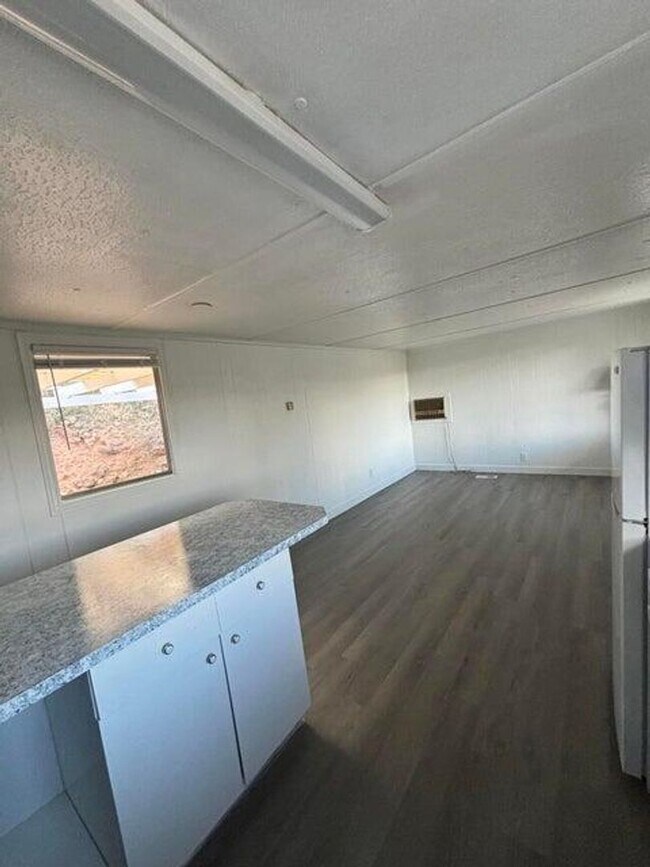 Building Photo - 2 Bed Home For Rent