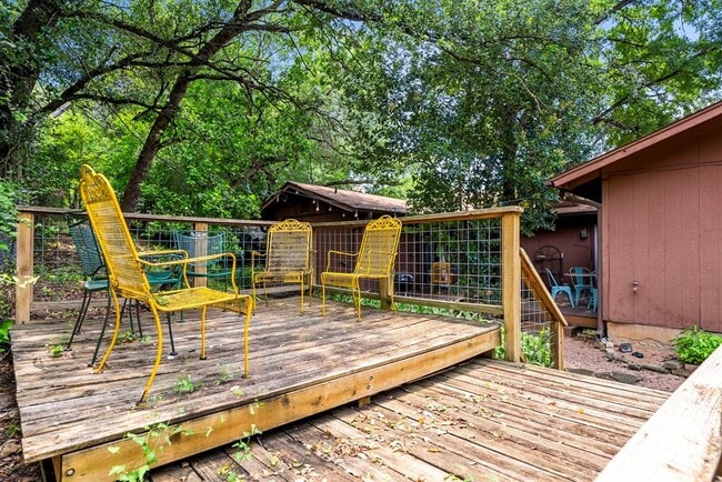 Building Photo - 2320 Montclaire St