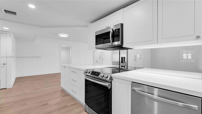 Building Photo - 555 NE 34th St