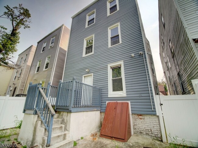 Building Photo - 329 S 19th St