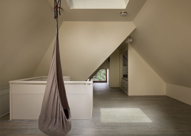 Building Photo - Stunning Union Hill Brownstone with Modern...