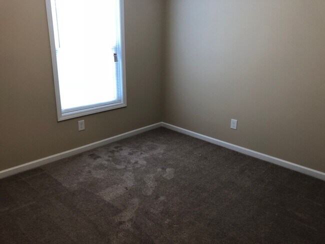 Building Photo - MOVE-IN READY!