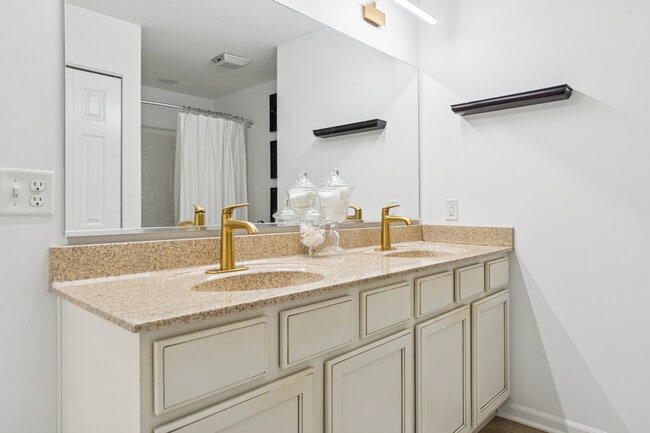 Building Photo - 34W685 Roosevelt Ave