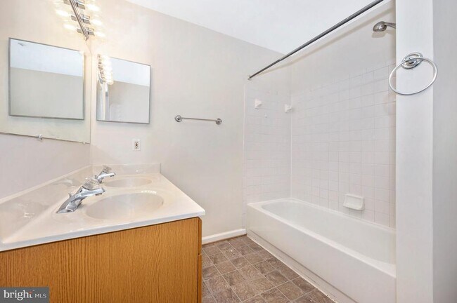 Building Photo - 10247 Redtail Ct
