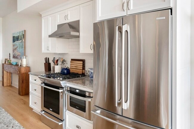 Building Photo - 380 Bunker Hill St