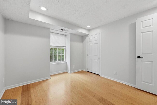 Building Photo - 100 Kenwood Dr