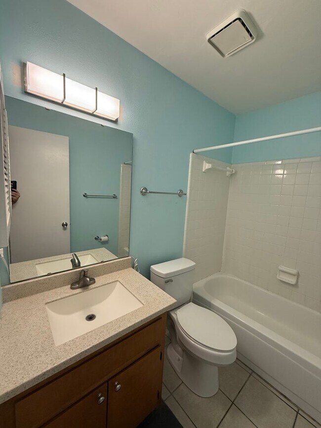 Building Photo - Well Kept 2/2 with Fenced in yard!