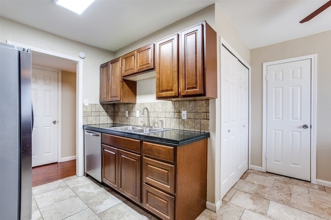 Building Photo - 811 Brentwood Ln