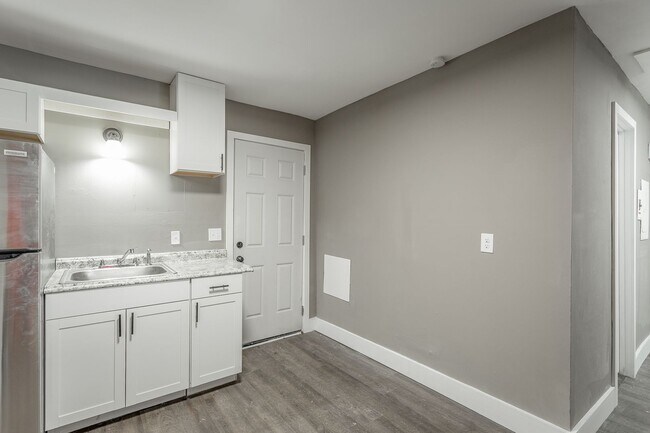 Building Photo - 1100 S Willow