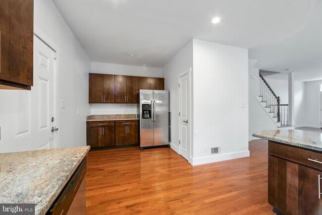 Building Photo - 457 S 6th St