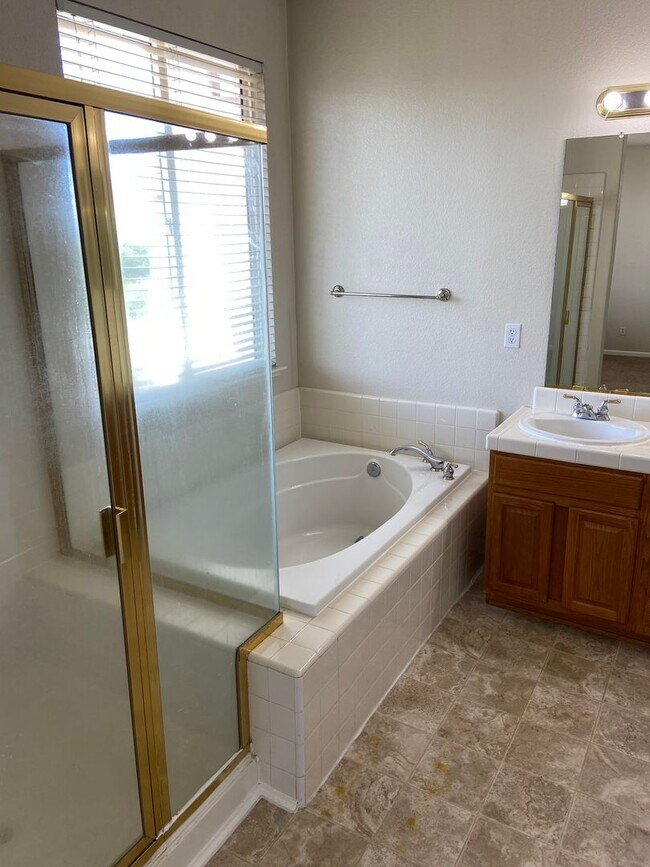 Building Photo - Spacious 4Bdrm, 2.5 bath off Sheldon & Hwy 99