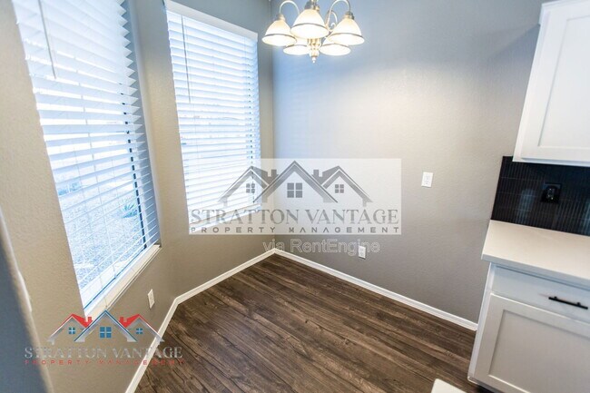 Building Photo - 1131 E Ferrara St