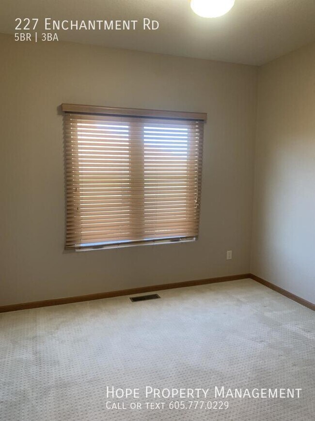 Building Photo - 227 Enchantment Rd