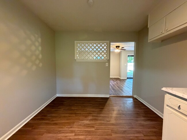 Building Photo - Nice 3/1.5 House in Silver Creek- $1,295