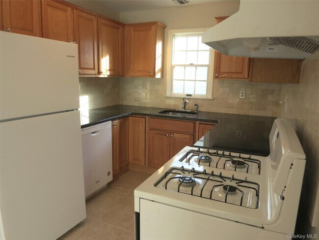 Building Photo - 56 Linwood Rd N