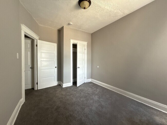 Building Photo - Three Bedroom Home In Baltimore